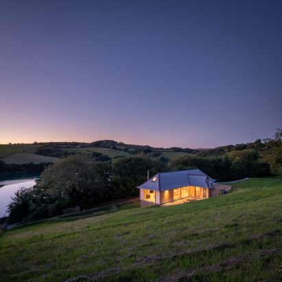 Adams+Collingwood Architects builds "discreet" home in Areas of Outstanding Natural Beauty