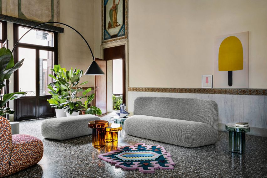 A grey sofa and a patterned module by Miniforms