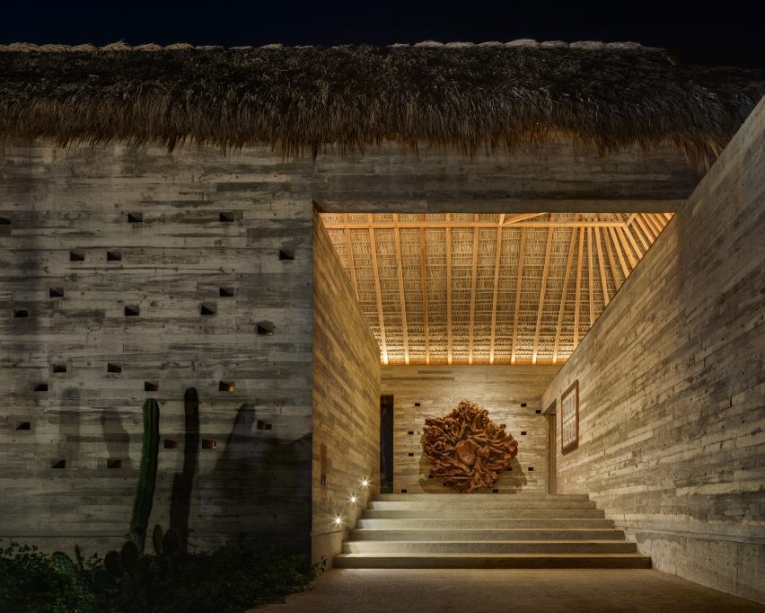 An entrance to Casa Cova