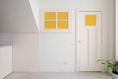 Yellow glass panes separating two apartments in Casa da Beiramar