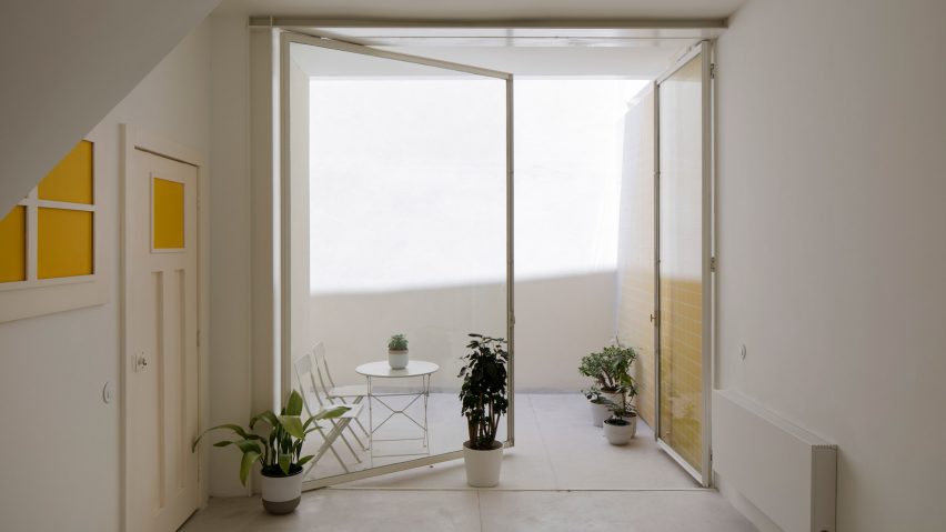 Patio of Casa da Beiramar by Merooficina