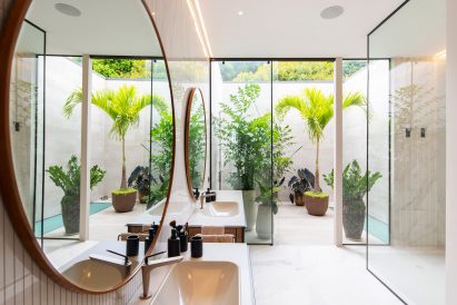 Outdoor shower of Casa Las Vistas bathroom