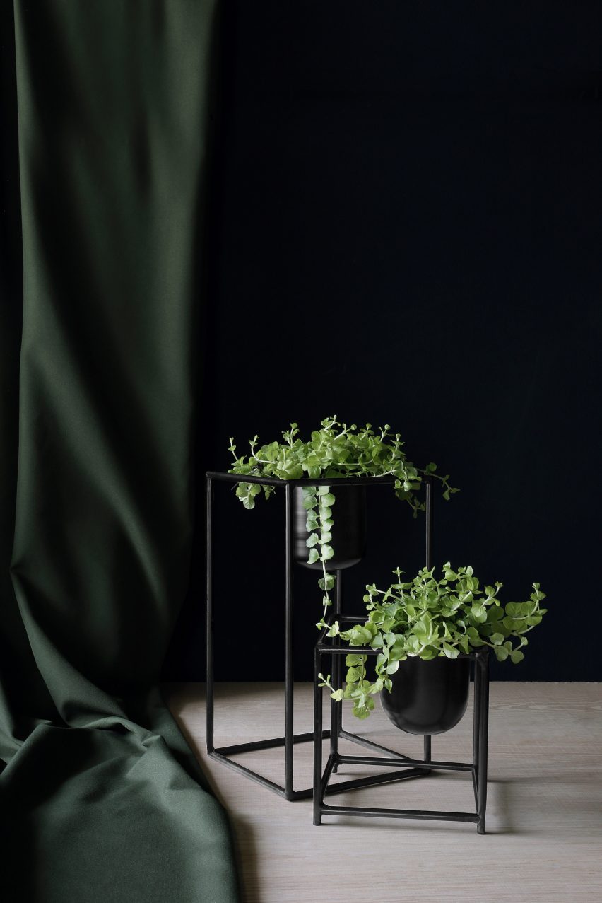 Black plant pots