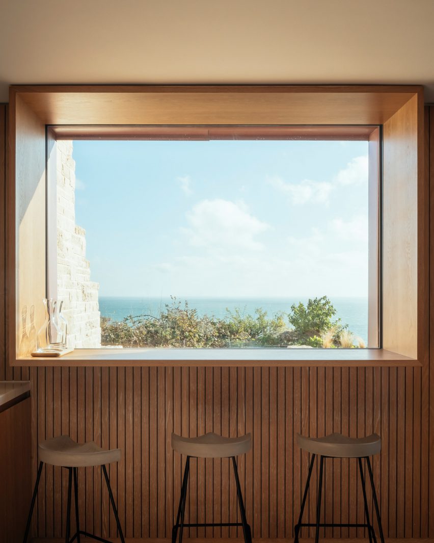 Wood lined breakfast bar