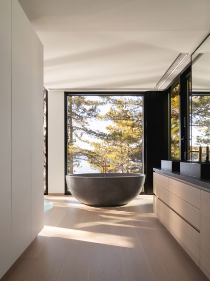 Freestanding bath in the bedroom