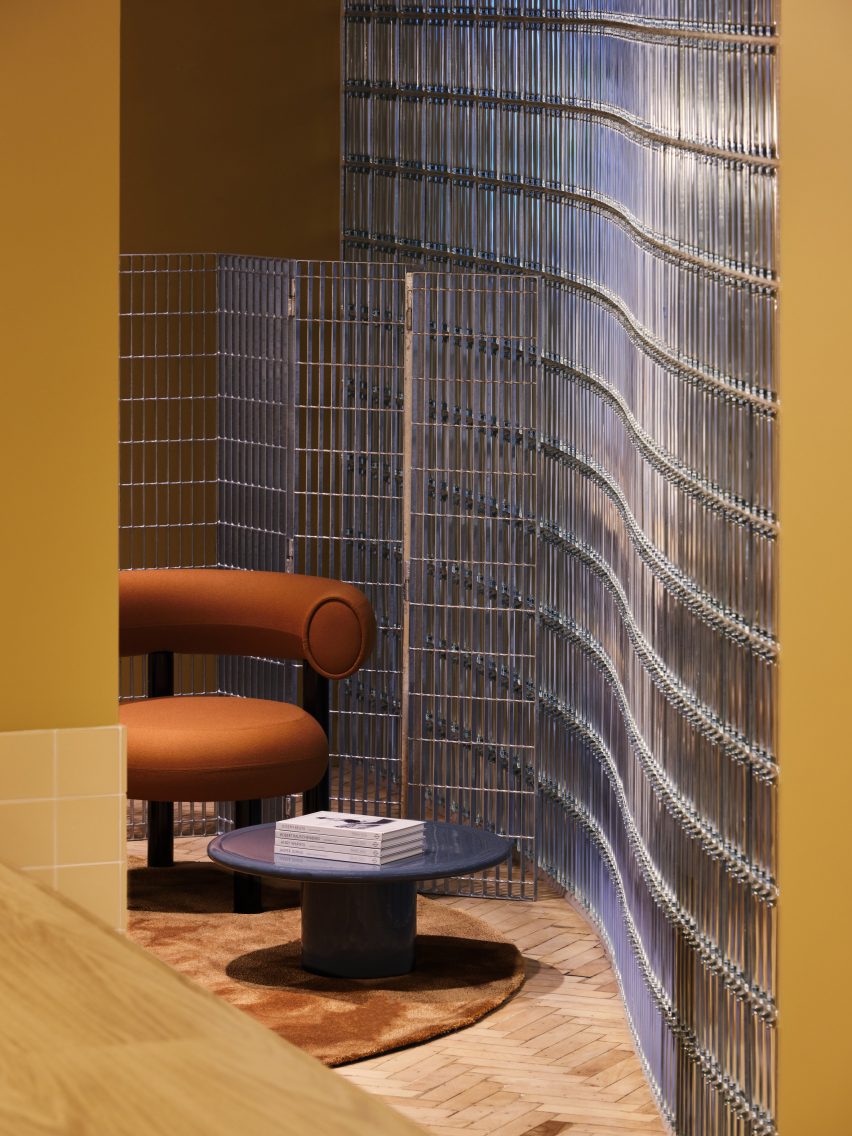 Curvilinear glass wall