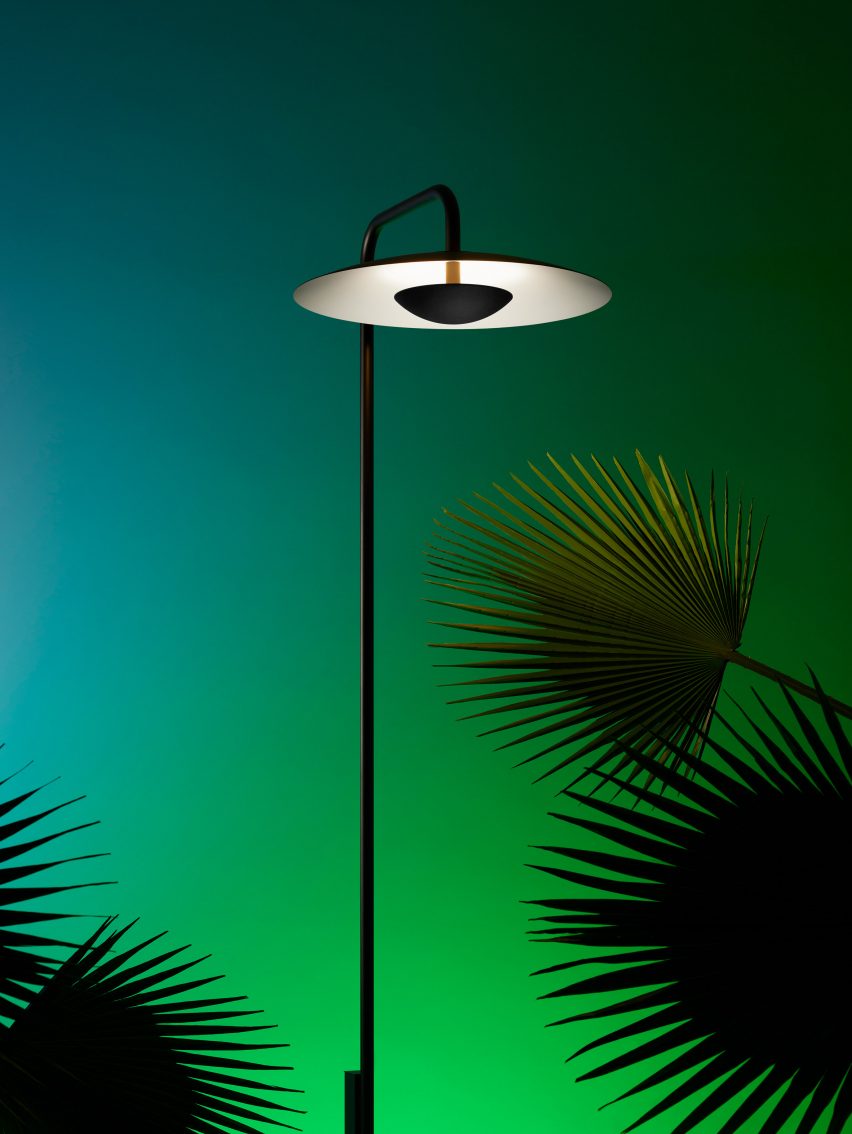 A minimalist black lamppost