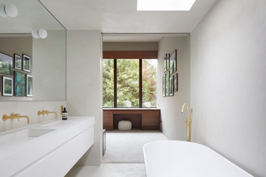 A bathroom in the House in Bearsden by McGinlay Bell