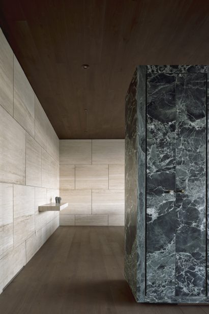 Bathroom in Casa ZTG by 1540 Arquitectura