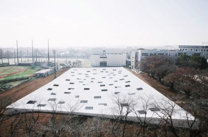 A white sheltered plaza