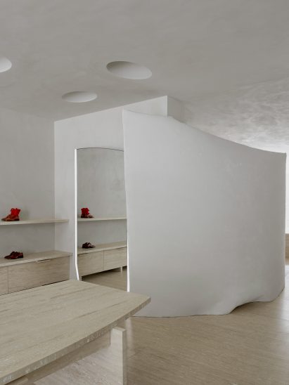 Gypsum partition walls in London Bruton Street store by Studio Anne Holtrop