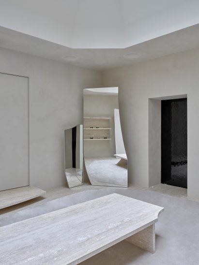 Fractured mirrors in London Bruton Street store by Studio Anne Holtrop