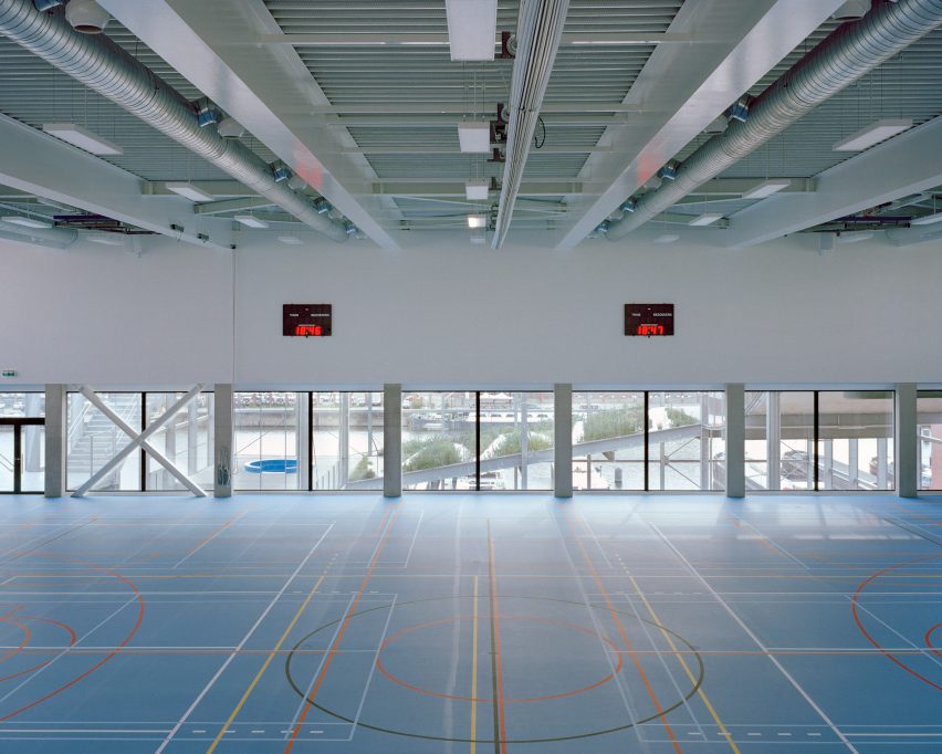 Sports court in Melopee School in Ghent by XDGA