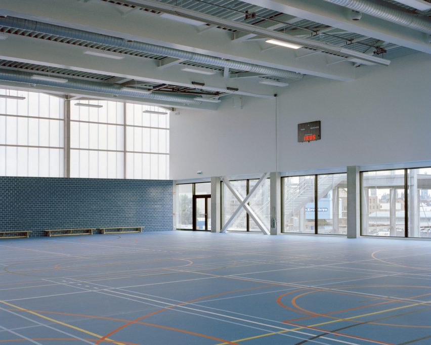 Sports court in Melopee School in Ghent by XDGA