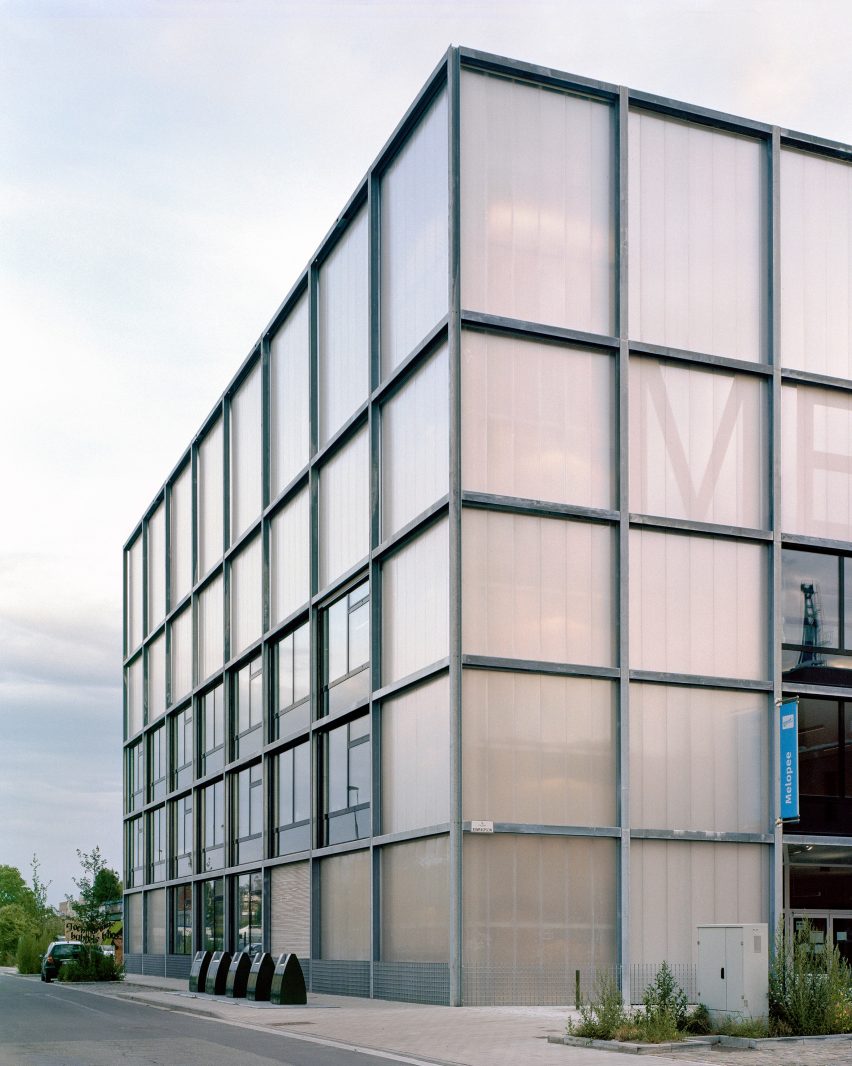 Polycarbonate walls of Melopee School in Ghent by XDGA