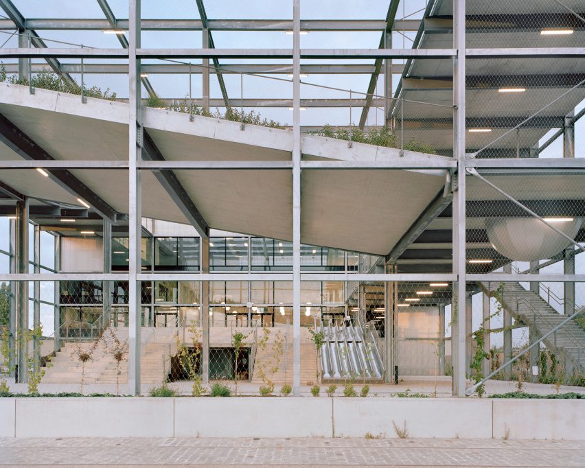 Steel exoskeleton of Melopee School in Ghent by XDGA
