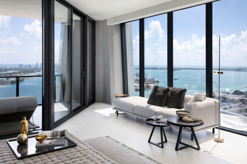 Family room in One Thousand Museum apartment by Meridiani