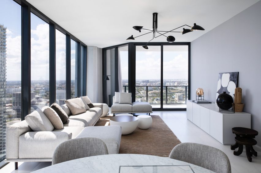Family room in One Thousand Museum apartment by Meridiani