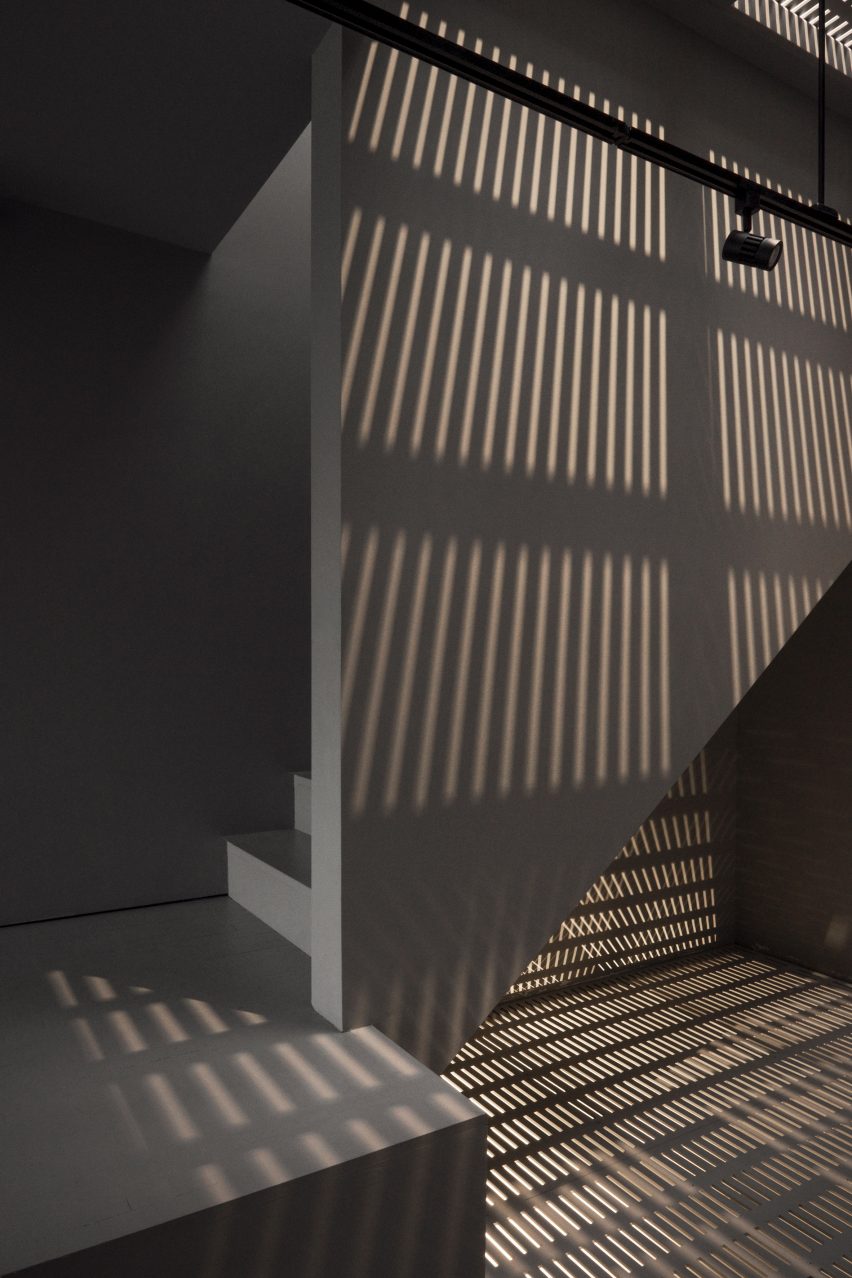 Shadow patterns on grey wall