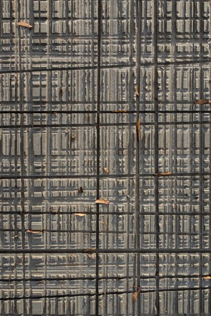 Cut marks on sandstone slabs