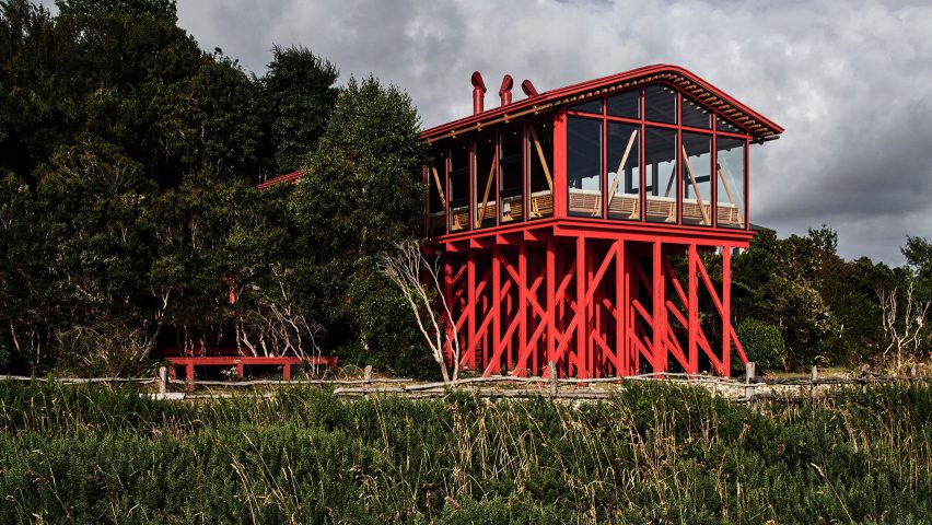 Guillermo Acuña raises seaside annexe on forest of red-painted pine stilts