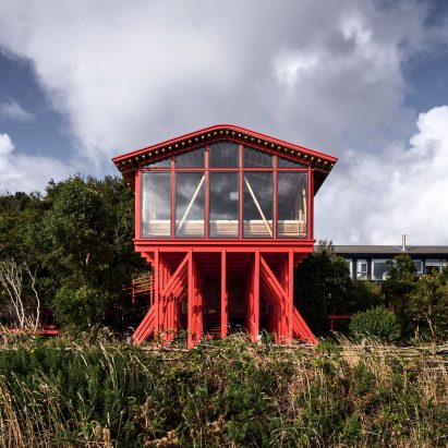 Guillermo Acuña raises seaside annexe on forest of red-painted pine stilts