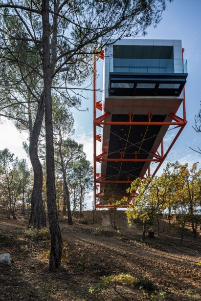 Cantilevered art gallery