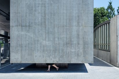 Floating concrete toilet