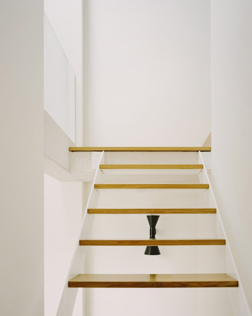A minimalist open-tread staircase in a Parisian townhouse by Clément Lesnoff-Rocard