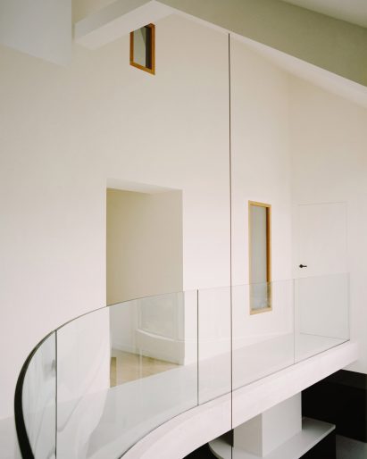 The curved mezzanine in a Parisian townhouse by Clément Lesnoff-Rocard