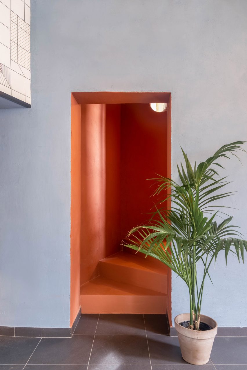 Coral staircase in Tre De Tutto by Studio Tamat