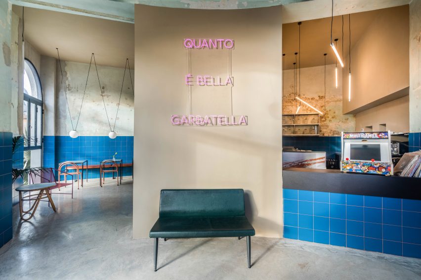 Neon sign in Tre De Tutto by Studio Tamat