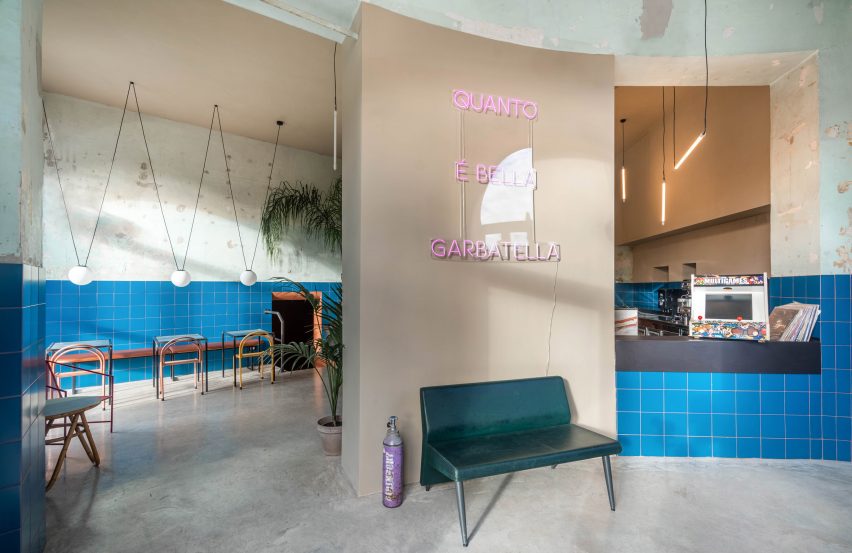 Neon sign in Tre De Tutto by Studio Tamat