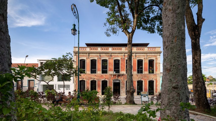 Workspaces overlook a mini jungle in Manaus