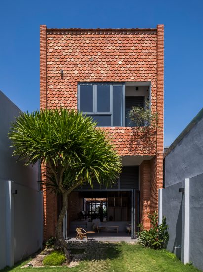 Facade of 2HIEN house in Vietnam by CTA
