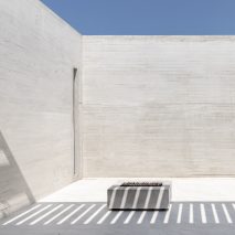 Orense Arquitectos creates closed facade for Mocoli House in Ecuador
