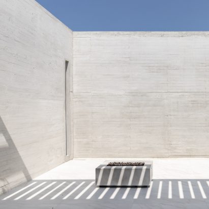Orense Arquitectos creates closed facade for Mocoli House in Ecuador