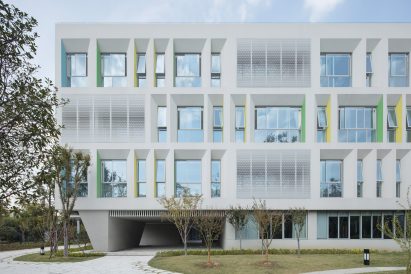 The facade has a variating pattern