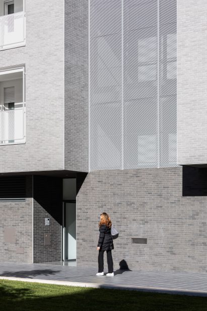 Metal sheets complements the grey brickwork