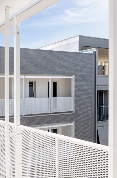 View from within a balcony toward the courtyard by Alvisi Kirimoto