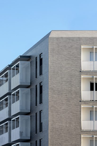 There is an angled parapet on the roof by Alvisi Kirimoto
