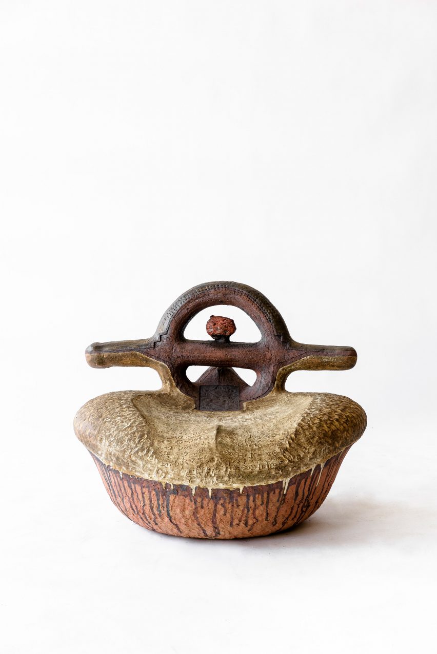 iThongo clay chair