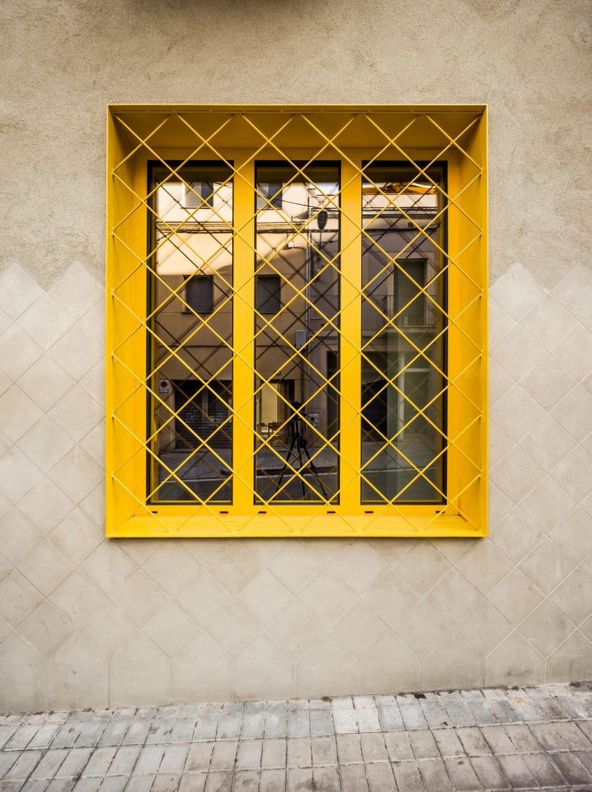 Gridded window grate