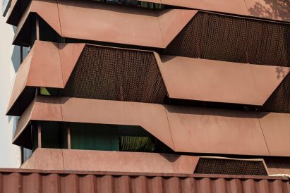 Chain screens also have a weathered look by Architecture Discipline