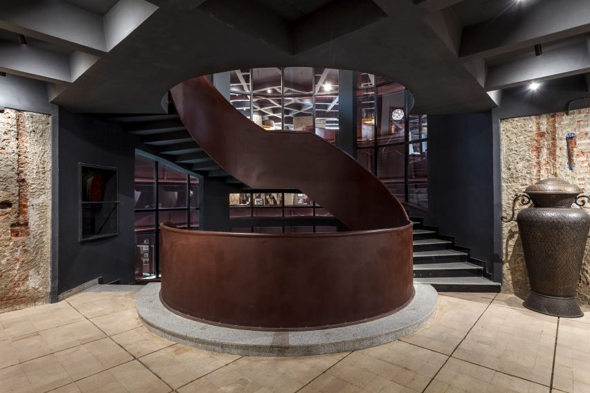 It has corten steel balustrades