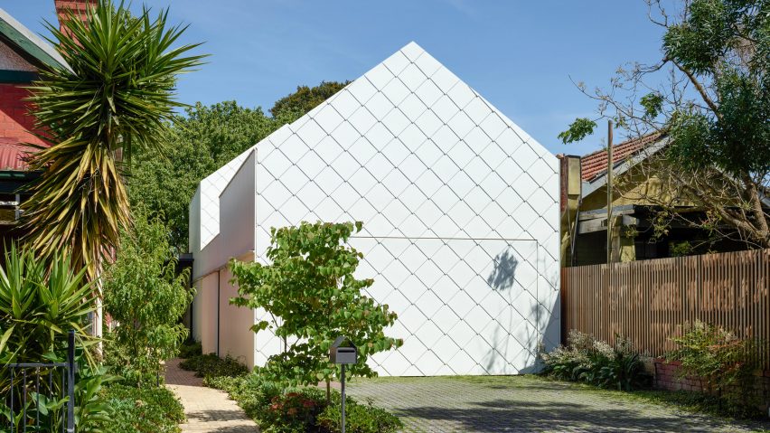 Austin Maynard Architects wraps self-powered Garden House in white shingles