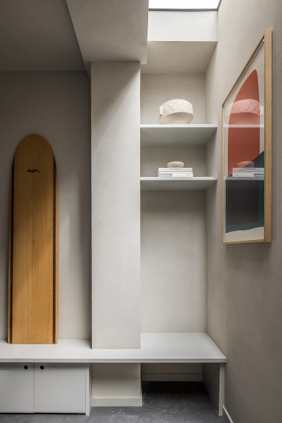 Clay walls and built-in storage of Amsterdam garage conversion by Barde + vanVoltt