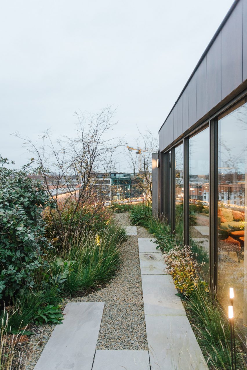 Roof terrace of Penthouse BV by Adjo Studio