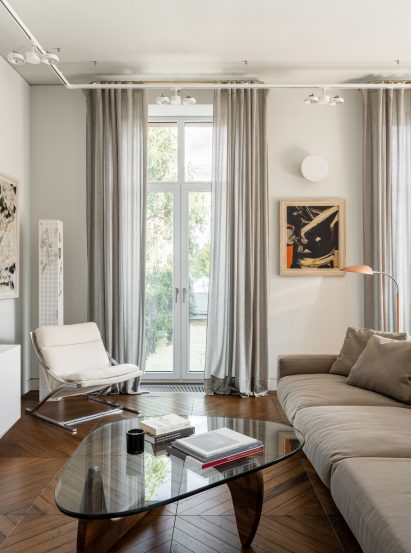 Living room with reclaimed parquet flooring in Moscow apartment