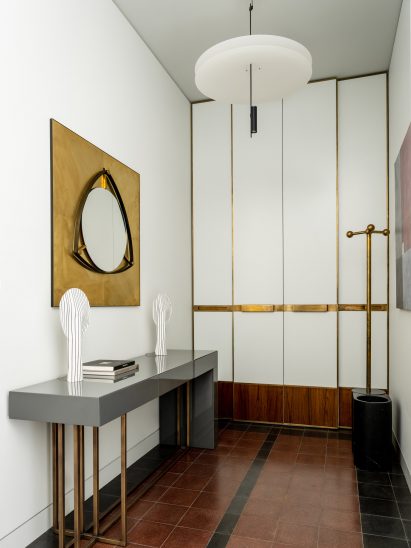 Tiled hallway with partition wall in apartment by Blockstudio